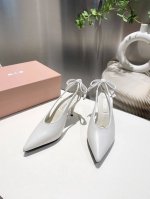 出厂价p Miumiu2025新款后空凉鞋系列时尚洋气 夏日清凉标配 面料材质 .羊皮+蝴蝶结元素搭配 垫脚羊皮里 意大利进口真皮大底 码数: 34-41 34