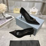 prada 普拉达 24 出厂价p 专柜走秀款尖头单鞋 三角扣标 高跟 早春走秀款！ 鞋面：高定制漆皮面料 内里：进口水染羊皮 大底：原版意大利真皮大底 跟高：