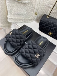 橙子出厂价p chanel 香奈儿春夏新款 菱格魔术贴拖鞋 厚底凉拖 情侣款 懒人必备穿了会上瘾的拖鞋 巨软巨舒服 让你摆脱一切的束缚感 呆萌的面包鞋型 对脚宽