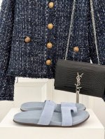The Row25S春夏新品 夹脚懒人拖鞋 极简主义的设计风格 日常随心搭配都无敌好看！ 上脚也是很时尚软糯糯的 夏日旅行必备神器！ 鞋面采用原版定制材质 内里