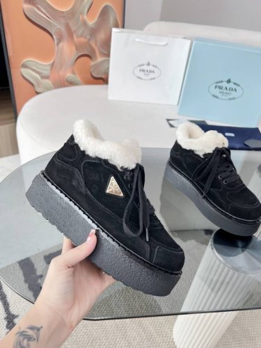 最新系列！Prada 普拉达2024秋冬季新款毛拖鞋 三角扣面包包头半拖鞋 最新走秀系列 经典升级 舒适度与时髦度并存 每个颜色搭配都好看，设计搭配不同风格需求
