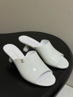 chanel 2026早春度假系列爆品小香双C扣鱼嘴蜜儿高跟拖鞋小矮跟凉拖鞋 简约时尚 整体采用穆勒鞋款式 这种鞋型没有鞋带或复杂的固定结构 穿脱方便 同时展现