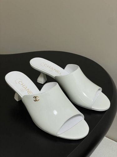 chanel 2026早春度假系列爆品小香双C扣鱼嘴蜜儿高跟拖鞋小矮跟凉拖鞋 简约时尚 整体采用穆勒鞋款式 这种鞋型没有鞋带或复杂的固定结构 穿脱方便 同时展现
