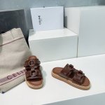 高品质出厂350！Celine 赛琳25春夏季新款休闲罗马五金圆扣复古拖鞋 这一季的赛琳又让我重新爱了它一次 这季节美鞋太多！这款凉拖真是无敌好搭配！厚底系列特