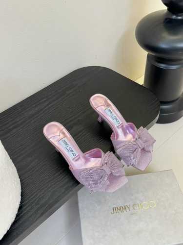 早春水晶钻扣凉鞋 拖鞋Jimmy Choo 周仰杰25春夏系列 重逢惊艳 优雅邂逅 碰撞之美 时尚国外博主同款街拍推荐 造型大胆别致 小羊皮鞋面 搭配钻扣 时髦