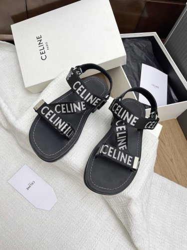 Celine 赛琳 24 春夏新款粗跟拖鞋 这一季的赛琳真的是开了挂 太有特色了 今年必须要入手一双Celing 拖鞋 复古风经典款 超级百搭 简单大气 无论裙