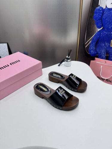 出厂 Miumiu~2025Ss缪缪春夏走秀款新款平底小牛皮凉鞋拖鞋 木纹大底 Zp开发 原版拆卸，细节对版秒杀市面普通版本，Miumiu真的太少女啦！皮质超级