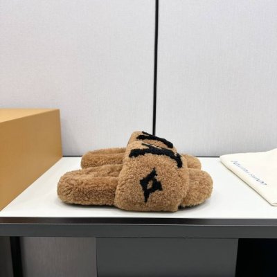 高端品质 L.第二代毛拖 今年秋冬最火羊毛拖、爆款来袭、现货发售 顶级 品质、完美细节、市场最高版本、你值 拥 原版高密度防滑加厚发泡大底 区别老款橡胶大底 真