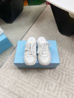 出厂 prada普拉达早春新款三角标厚底穆勒半拖 包头休闲运动拖鞋 好看到爆炸 舒适百搭，暴走不累 4Cm增高休闲两不误 进口丝光牛反绒 牛皮 羊皮内里 私模T