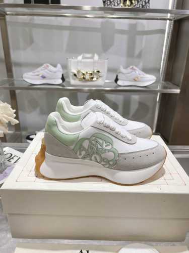 p女 男 .Alexander Mcqueen 亚历山大麦昆 春夏男Sprint运动情侣款 鞋侧面饰有时尚个性字母Seal Logo标志 全皮压花工艺 内里网
