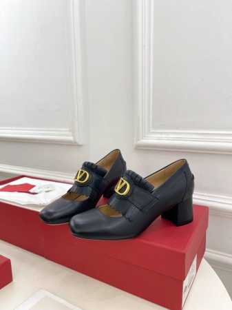 valentino 华伦天奴 2025Ss早春新品 大V扣流苏镂空鞋上新 Valentino Garavani 的经典“Roman Stud”系列以全新的诠释方 - 点击图像关闭