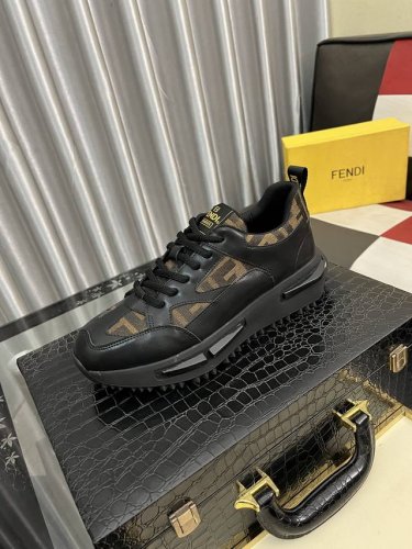出厂价pp： Fendi 芬迪 男士最新款休闲鞋！专柜同步上市！原版一比一复刻。全进口官网一比一牛皮面料。内里采用头层顶级羊皮，原版原厂特供橡胶大底。引领时尚新