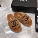 Chanel 22新款毛拖上新色 香家新款羔羊毛毛拖，脚感舒服，上脚显腿长。 秋冬来啦，赶紧入手一双好看的毛拖，搭配各种衣服都 独家原版开模大底 Size:35