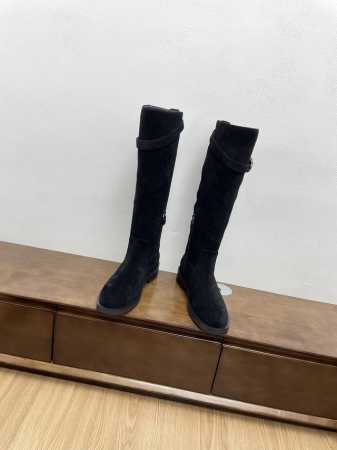 小牛皮 牛反绒 代购级别 24SW专柜同步主推款皮带扣侧拉链骑士靴 原版开模1:1匠心打造，经典楦型，还原度极高，侧面拉链设计，方便穿脱 这款随性前卫的及膝靴是 - 点击图像关闭