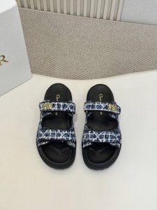热卖价 Dior经典款凉鞋 这款混种羊皮 Dioract 凉鞋款式时尚。搭配贴合脚型的内底，采用格外轻盈、舒适的皮革制作。鞋面饰带采用魔术贴开合，搭配金色饰面金