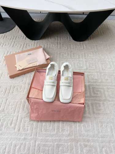 出平底 高跟 MiuMiu谬谬2025 早春走秀款乐福鞋 中性中古风 于多重场景中流露风格主张 步履之间焕发独特之美 皱松紧设计随心搭配 面料小牛皮 内里垫脚绵