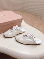 Miumiu 缪缪 25Ss春夏新款 半拖 德训鞋 官方春夏走秀新款 时髦百搭 即可咸又可甜 一点也不磨脚 无论光脚穿还是搭配袜子穿都超级减龄 超级无敌百搭 鞋