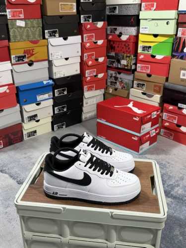 福利特价性价比产物 耐克 Nike Air Force 1 '07空军一号 中帮百搭休闲运动板鞋。柔软、弹性十足的缓震性能和出色的中底设计，横跨复古与现代的外型