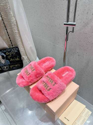 出厂 MiuMiu缪缪 miu家2024秋冬新品 专柜最新爆款毛毛拖鞋系列 火爆毛毛款拖鞋 今年主推款 上脚精致小巧，百搭好看，舒适又优雅，时尚 简约高级 随意