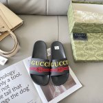 出厂： Gucci 古驰2025顶级专柜 初夏情侣新款 官网上新 独家首发 Gucci 古驰 25S 初夏情侣拖 古驰拖鞋 古驰情侣穿搭 Gucci拖鞋 Guc