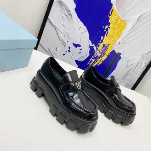 PRADA 代购级 秋冬新款 市场上最高版本 今年普拉达简直逆天了，款款都好看，这款鞋子穿上舒服感太棒了，巨显腿长，时尚百搭款式， 秋季必备 面料：进口开边珠