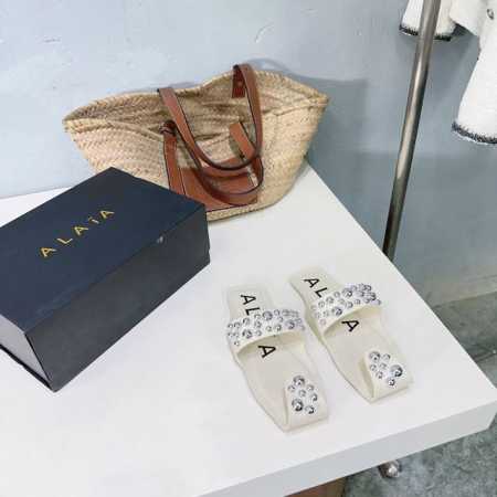 小众潮牌alaia 2024 Ss秋冬新款圆珠五金扣饰简易平底拖鞋！首发独家上新！包头露趾拖鞋凉鞋！极简主义炒鸡柔软舒适！时髦精绝对不能错过的必入款，银色点缀颗 - 点击图像关闭