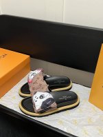 出厂 Lv拖鞋情侣款 Pool Pillow Comfort 必入系列！魔术贴高级慵懒风 百看不厌款 时尚度拉满 细节用心感受 反复调试配色 性感白 炫酷黑 惊