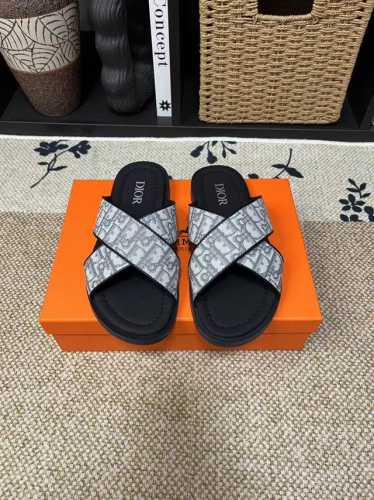 长期有货 长期现货 元 3合一盒子 Dio* 这款 Dior Aqua 凉鞋优雅而休闲。交叉带设计，采用迪奥灰 Cd Diamond 图案帆布重新诠释，灵感源自