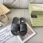 出厂： Gucci 古驰2025顶级专柜 初夏情侣新款 官网上新 独家首发 Gucci 古驰 25S 初夏情侣拖 古驰拖鞋 古驰情侣穿搭 Gucci拖鞋 Guc