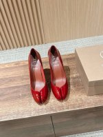克里斯提 鲁布托联名马吉拉分趾高跟单鞋 Maison Margiela 与 Christian Louboutin 推出首个联名鞋履系列 全新合作以两种互相交融