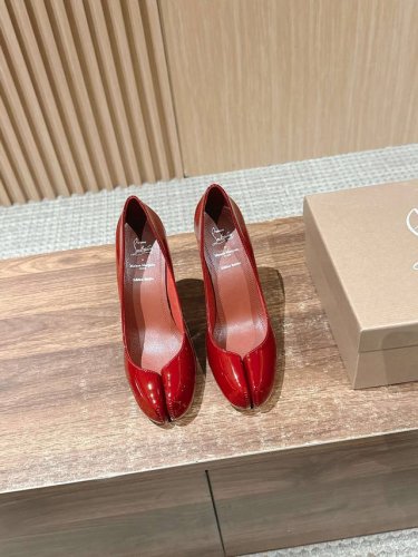 克里斯提 鲁布托联名马吉拉分趾高跟单鞋 Maison Margiela 与 Christian Louboutin 推出首个联名鞋履系列 全新合作以两种互相交融