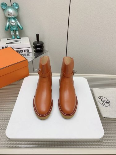 出厂 高版本 Hermes ss24 new arrival 秋冬新品kelly扣短靴 永不过时的万年经典 款鞋型秀气精致， 搭配经典kelly扣装饰，高级感瞬
