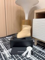 24Fw新款Chane*小香徽章带短靴 最新火爆徽章饰带走秀系列，上脚太好看了，精致高级手工坊工艺，鞋带饰以山茶花 双C 宝石等徽章，呈现纤细精巧的设计！ 鞋面