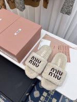 MIU家2024新款刺绣羊毛拖鞋 1:1开模秒杀市场一切版本 欧美名媛明星、网红的大爱款 颜色：5个色 面料：欧洲进口A级羊毛 与原版一致满鞋全部采用纯羊毛 鞋