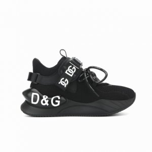 d&G杜嘉班纳男士运动鞋｜穿上秒变时尚博主！ 宝子们！又发现了一双神仙运动鞋 D&G这款男鞋也太好搭了吧！ 简约但不简单，高级感直接拉满 牛皮拼接鞋面+透气网布