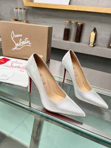 冲量价: ChristianLouboutin 路铂廷 CL红底鞋2024 春夏系列新品登场，创意大胆的鞋履设计尽显前卫态度，焕新都市造型。优雅时尚上面镶有银色