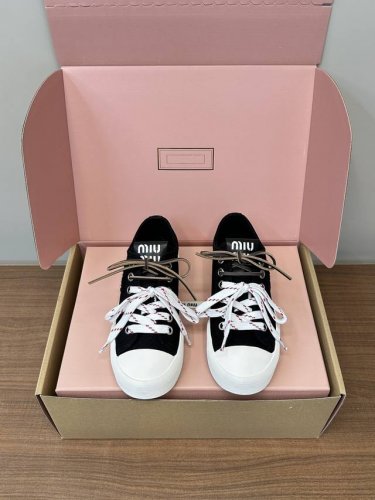 顶级版本 miumiu 缪缪2025新品刺绣帆布鞋 单鞋 顶级原版面料质感满满 搭配经典字母刺绣 刺绣Logog立体饱满 瞬间点亮整体造型 辨识度Up Ip超轻