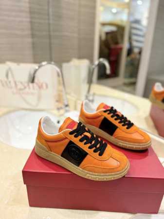 出厂男女同价: Valentino专柜同步新款德训鞋低帮休闲运动鞋 专业高端，完美复刻，品质一流！ 全部采用原版1:1材料制作，独家开模！ 面料牛皮 Tpu材质 - 点击图像关闭