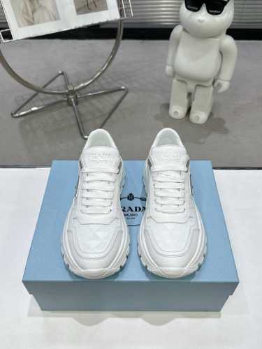 出厂价 ，Prada 225普拉达新品，实力来袭！众多网红同款，时髦百搭Nice单品，意大利专柜代购原版鞋开发，1比1照足原味复刻。今年的主题就是不被定义 通过
