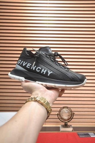 GIVENCHY.纪梵希 专柜同步发售鞋面：意大利进口品牌logo印花布匹 尽显奢华，透气猪皮内里加上双层组合，脚感舒适，鞋底：原厂特供气垫大底，轻便，舒适，随