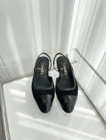 小香2024夏季新品 ～～～小香新款凉鞋！同原版1：1复制！非市场普通版本。 面料：漆皮or麂皮 内里：羊皮 跟高：1.5cm 大底：意大利皮底 码数：35-3