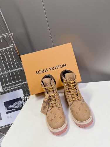Louis Vuitton 路易威登x Timberland联名 Via Instagram 情侣款大黄靴 今年 1月 LV 2024秋冬 系列于巴黎布洛涅森林