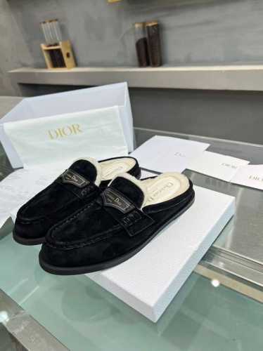 高版本出厂 Dior*迪奥D家2024ss秋冬新品毛拖 采用柔软的牛皮 羊京制作，打造休闲又不失优雅的风格。 采用顶级进口小牛皮 羊京 内里全羊毛 原版开模大底