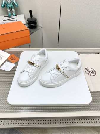 女 男 高版本 Hermes爱马仕经典情侣款#扣休闲小白鞋滑板鞋 完全不会撞鞋 充满未知的爱马仕 很少出平底休闲鞋而且是搭配经典镀钯Kelly鞋扣的款式！让人一 - 点击图像关闭