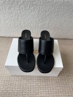 莞产新款 25Ss The Row 高跟 夹脚拖鞋 第一眼看到这个鞋子给人感觉很简单不起眼，其实上脚很好看，主要也好穿，整个鞋子非常柔软不磨脚。 真皮拖鞋面料进