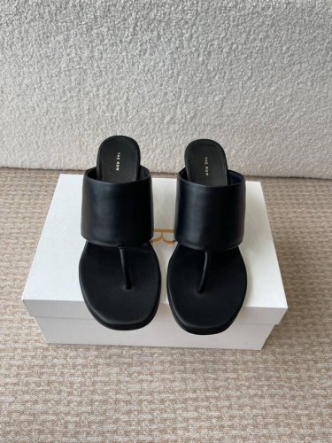 莞产新款 25Ss The Row 高跟 夹脚拖鞋 第一眼看到这个鞋子给人感觉很简单不起眼，其实上脚很好看，主要也好穿，整个鞋子非常柔软不磨脚。 真皮拖鞋面料进