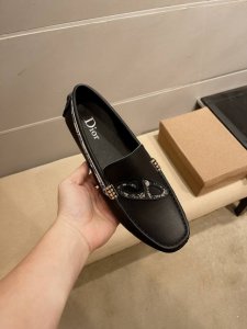 实价 Dior 官方新款，意大利名模贵族们爆款，Dior时尚界的佼佼者，无可超越，官方高品质精品高端商务豆豆鞋。明星周杰伦同款，原单正品，采用进口原版牛皮+原版