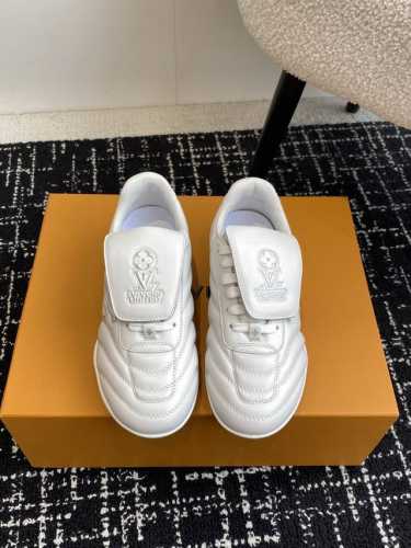 代购级 25Ss 春夏季新款 情侣同款球鞋 穿上就是时髦精 这款 Footprint Soccer 运动鞋于2025春夏系列时装展中亮相，是Pharrell W