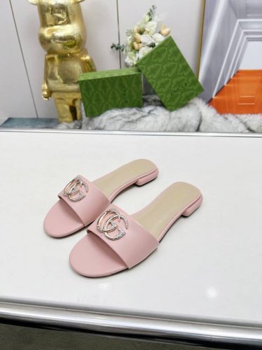出厂价:橡胶底 顶级版本真皮大底 Gucci 古驰5春夏新款双G饰扣圆头平底粗跟拖鞋，这G家系列拖鞋太好看了，高端必入款～ 双G Logo上脚太好看了，气质款！