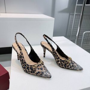 高品质出厂 ！顶级品质Gucci 2025春夏新品经典马衔扣奢华烫钻豹纹后空高跟凉鞋！魅力尖头婚鞋，鞋面缀饰闪耀夺目的水晶细节，尖头设计别具匠心，为整体廊形增添